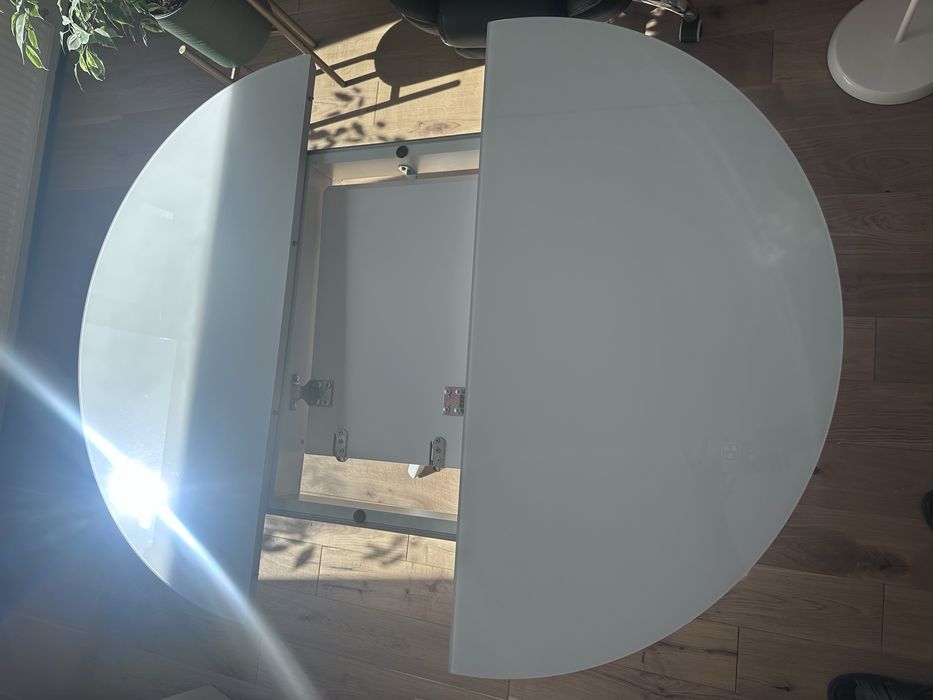 Кухонный (обеденный) стол.