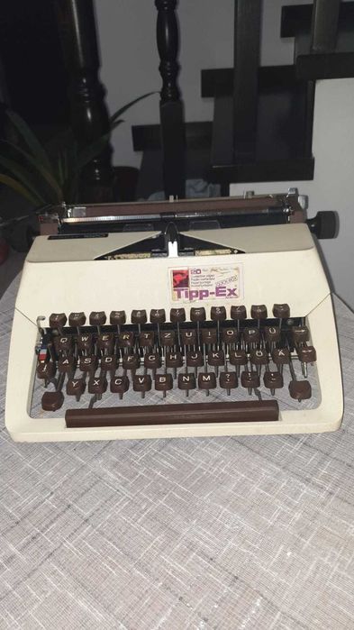 masina de scris cu geanta