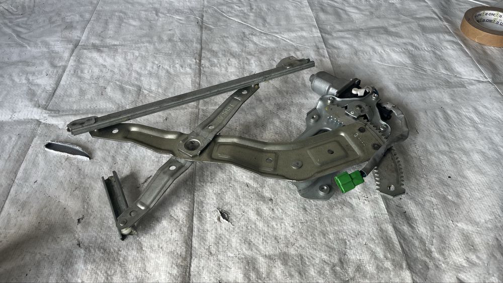 Моторче за предно дясно стъкло Toyota Yaris 2005-2014