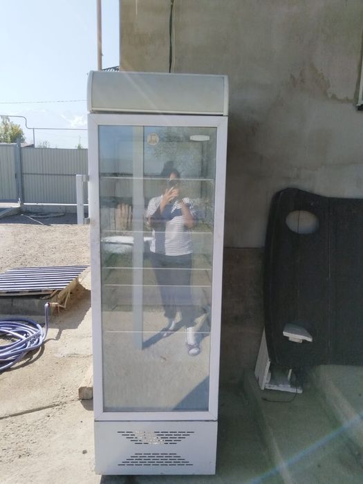 Продам витринный холодильник