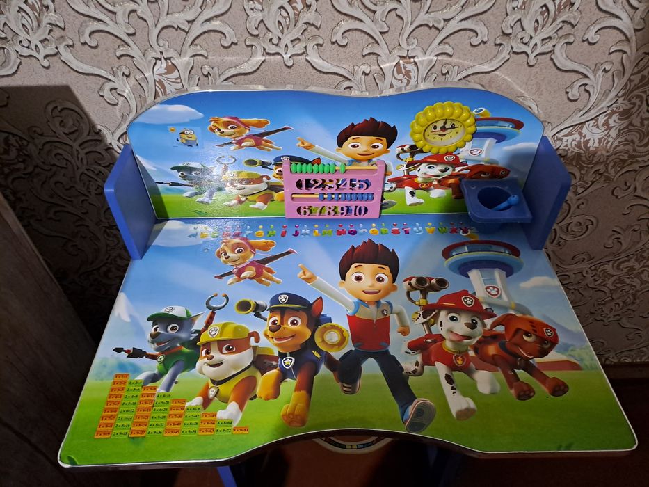 Яркая детская парта растишка с чудесными мультяшками