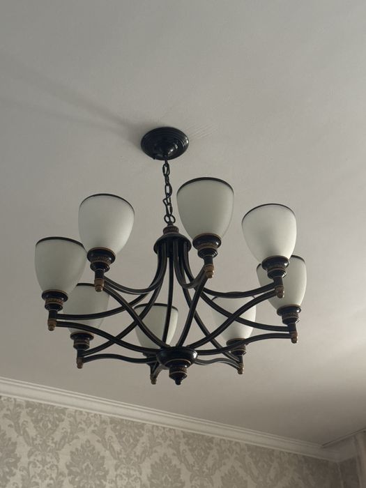 Люстра восьми ражковая