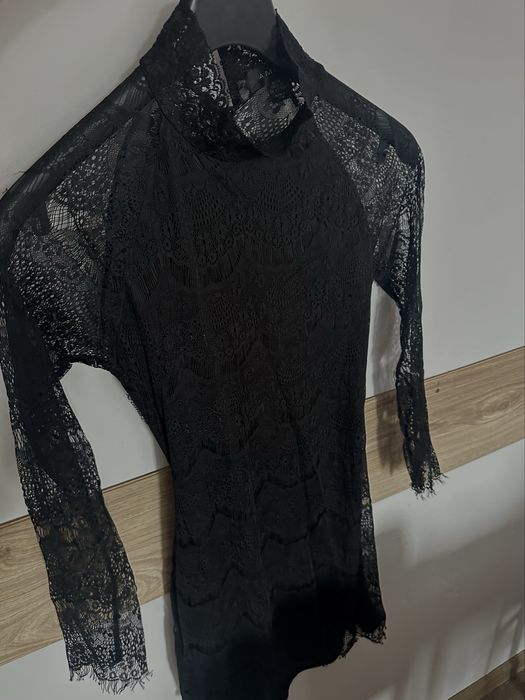 Елегантна дантелена черна рокля