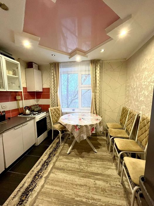 Продать 2-х комн квартиру район Строитель .