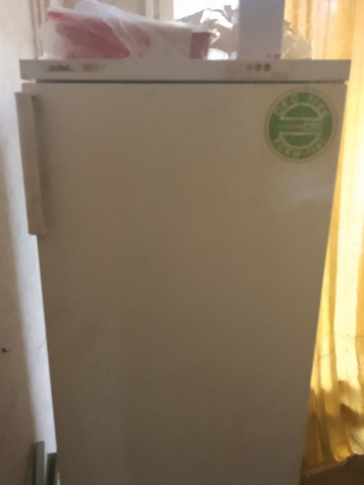 Продавам фризер втора употреба запазен.