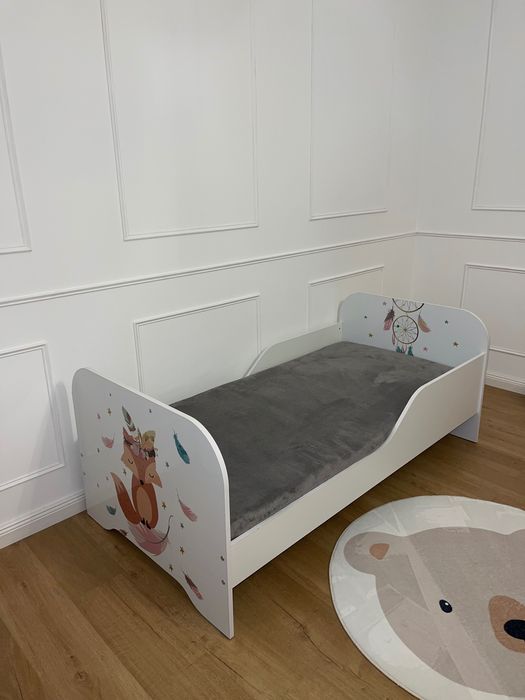 Mobilier pentru patul unei camere de fete