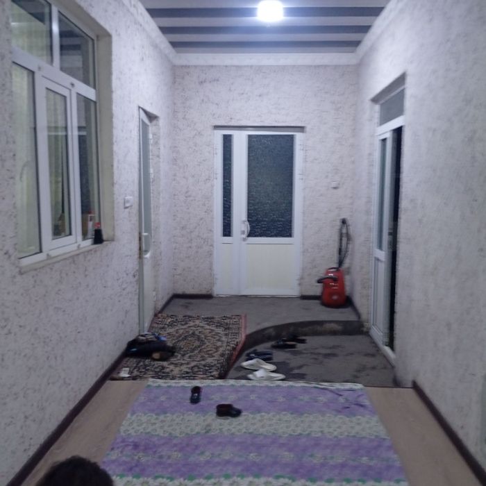 Katta hovli uy sotiladi