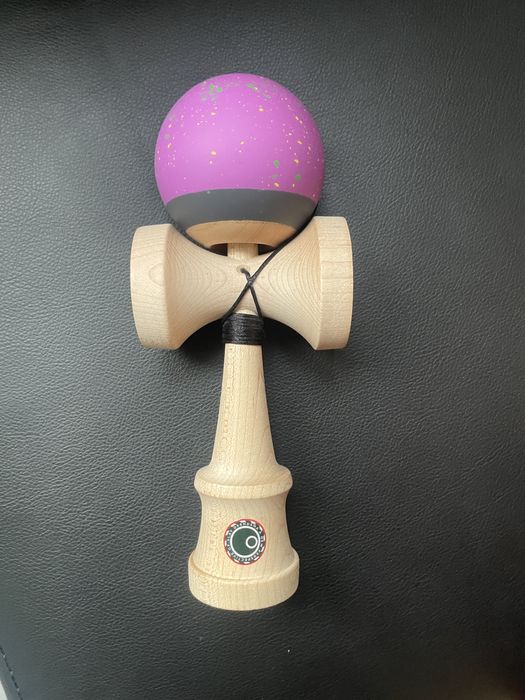 Kendama  splatter magenta grey revo