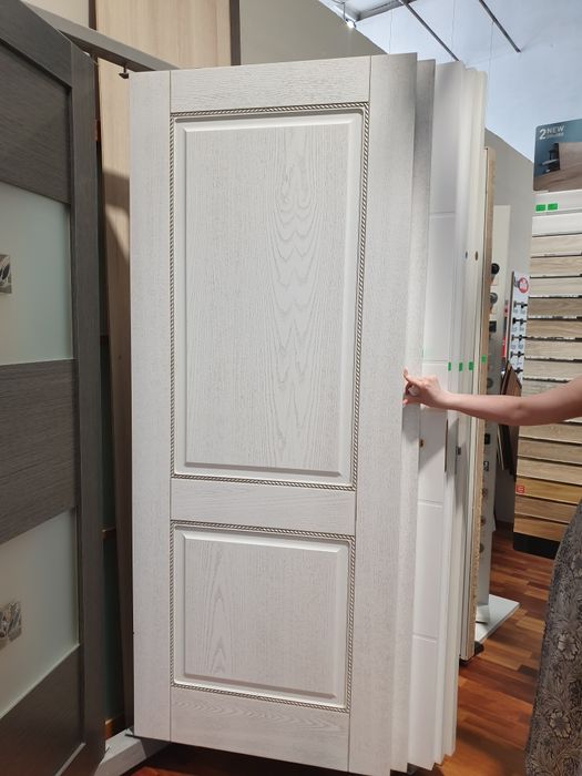 Продам двери деревянные, перегородки, паркет, плинтус, стеновые панели