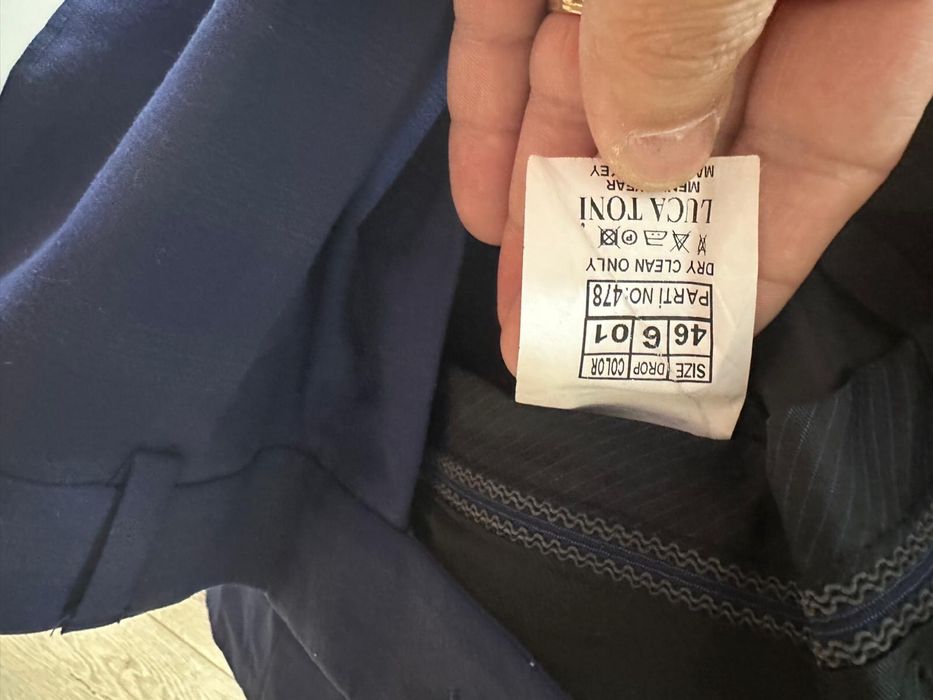 Costum albastru cu model patratele