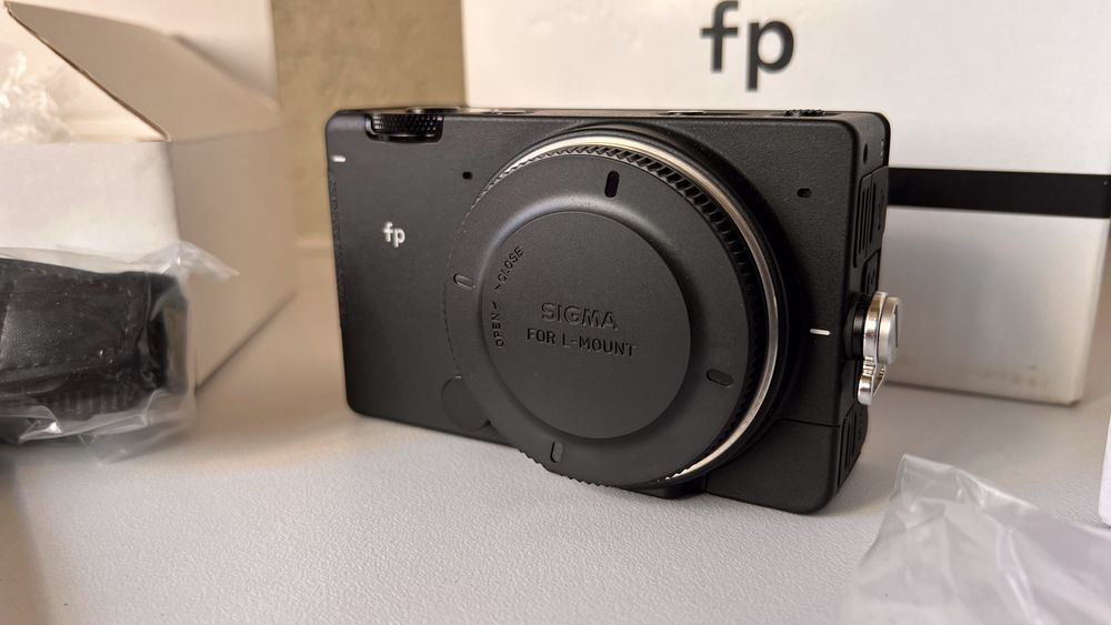 Sigma FP senzor full-frame BSI Bayer CMOS de 24.6MP
