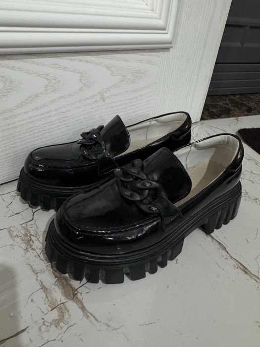 Лоферы женские черные