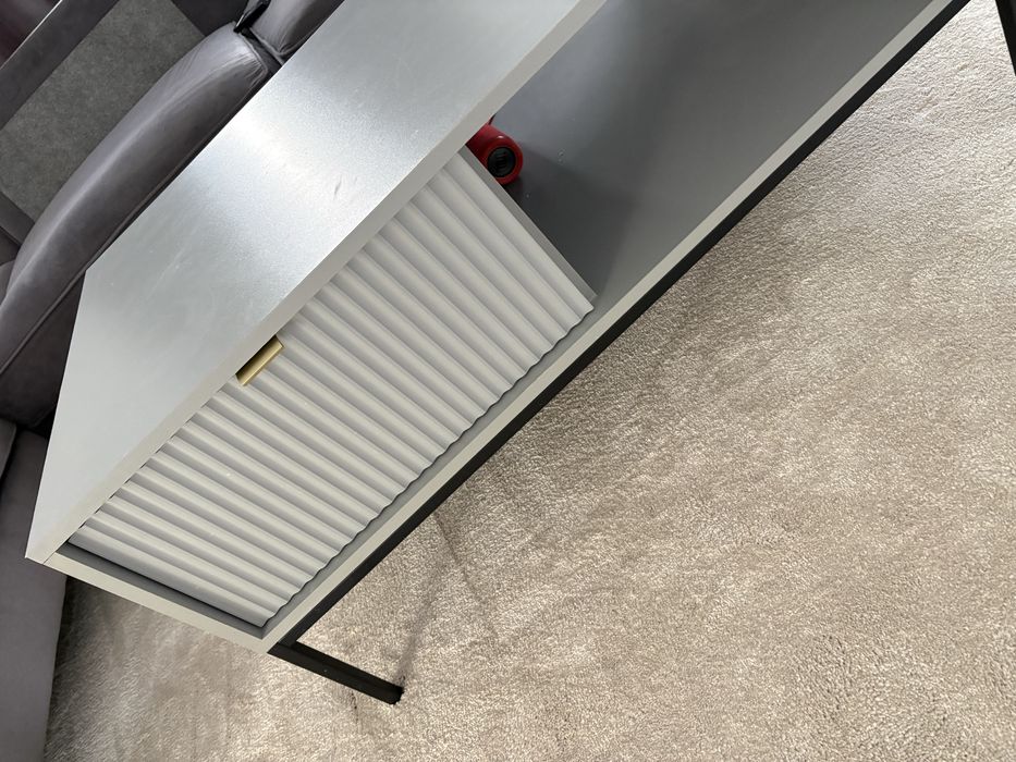 vand masuta de living, design foarte frumos e ca si noua