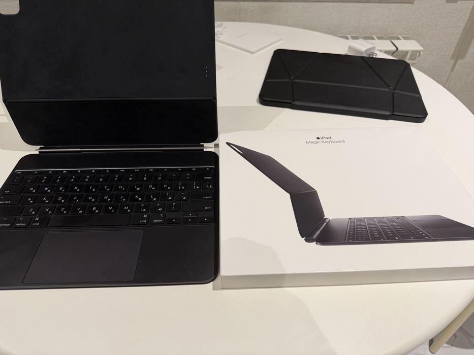 Продам iPad Pro 13 M5 256 + Magic Keyboard