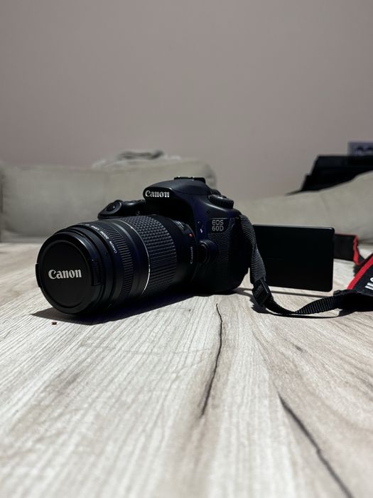 Фотоапарт CANON  EOS 60D с обектив CANON 75-300 + ПОДАРЪК
