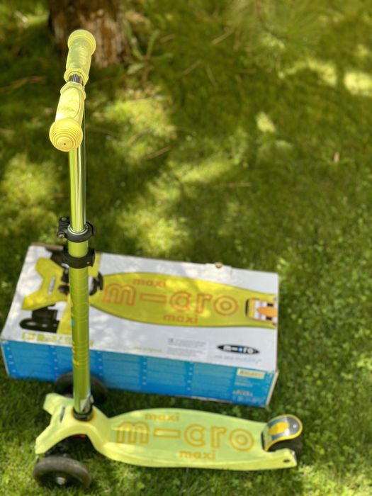 Самокат Micro Maxi deluxe желтый