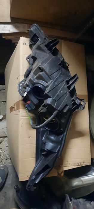 Peugeot 207 - оригинален фар