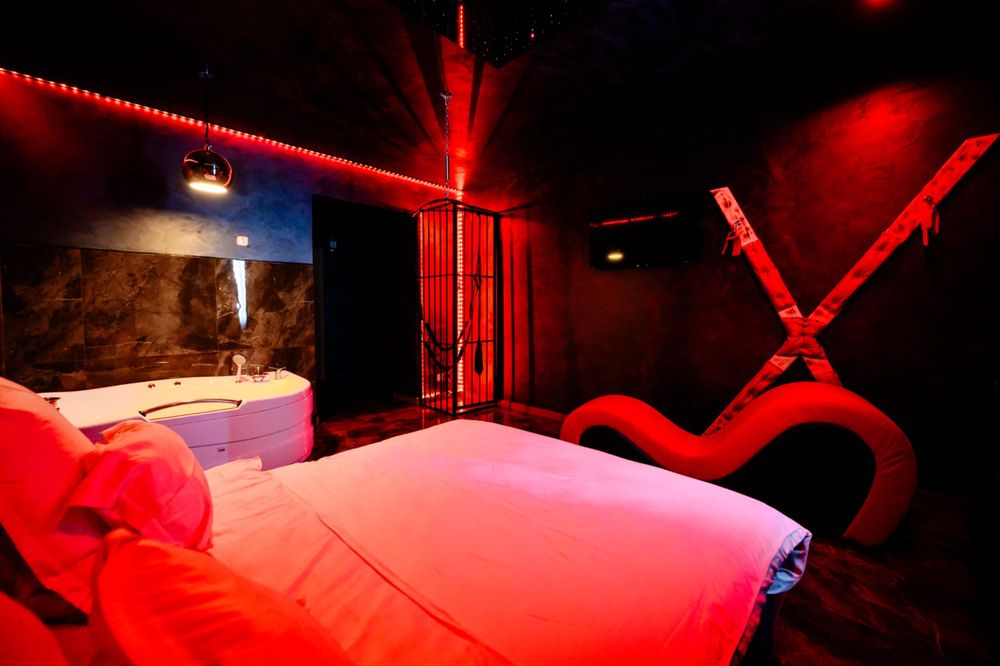 DISCRET-RED ROOM-Regim hotelier-BDSM-Apartament Jacuzzi