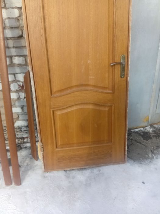 Дверь деревянная входная