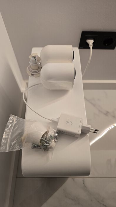 Arlo Ultra + SmartHub (1 cameră funcțională, 1 cu lentilă spartă)