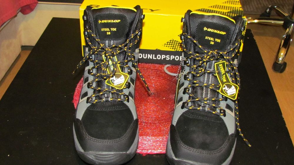 Продавам нови туристически обувки Dunlop Steel