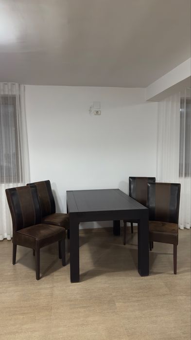 Masă din lemn extensibilă cu 8 scaune din piele