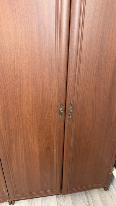 Шкаф коричневого цвета для одежды