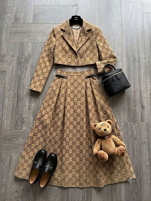 Compleuri dama cu fusta sau pantaloni.