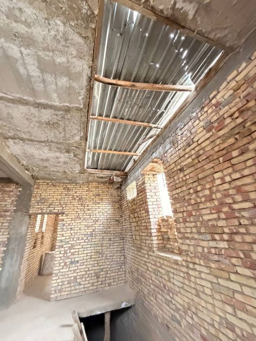 1 sotiqli hovli sotiladi