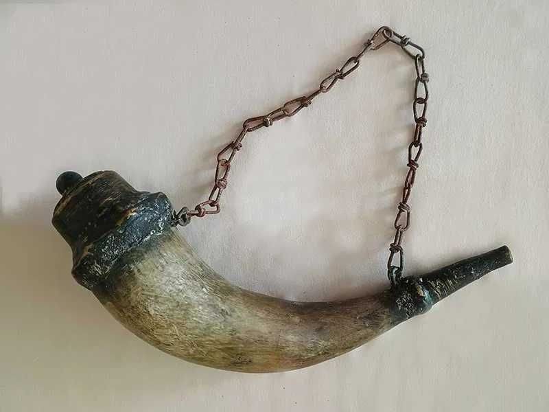 Старинна хайдушка рогова барутница за кремъчна пушка, пищов