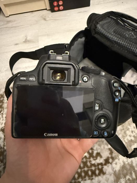 Aparat foto DSLR Canon ds126 cu toate acesoriile impecabil+2 baterii