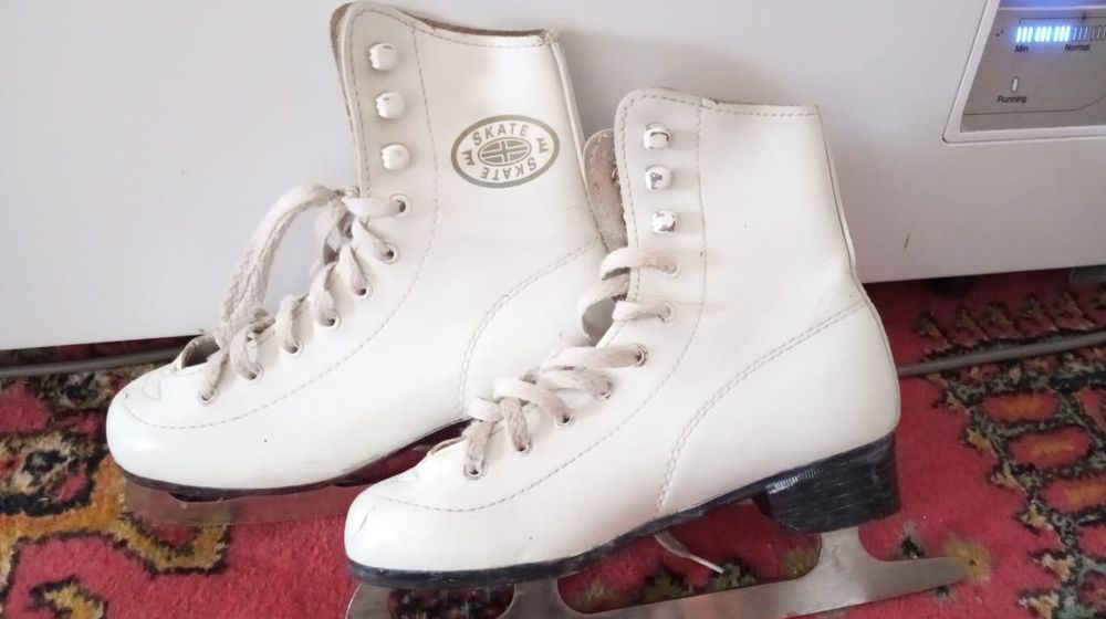 Продам коньки 34 32 33размеры