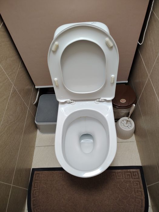 Продам унитаз с бочком