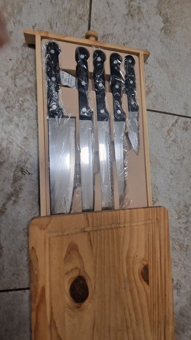 Tocător,cu tot cu tacâmuri