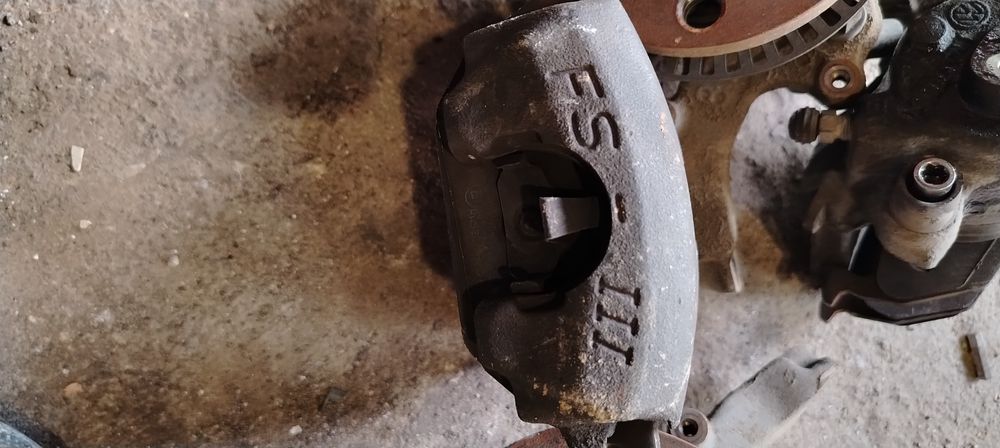 Продавам спирачни апарати и шенкели за Seat, Audi, VW