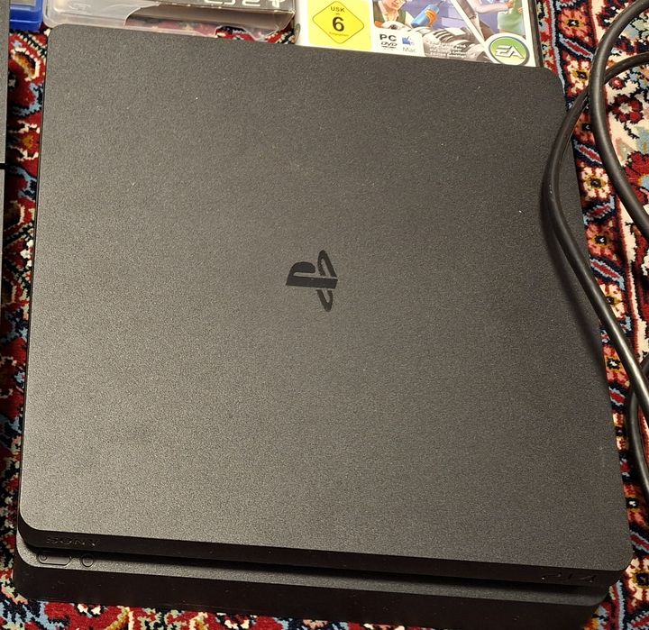 PlayStation 4 Slim 1TB, model CUH-2216B