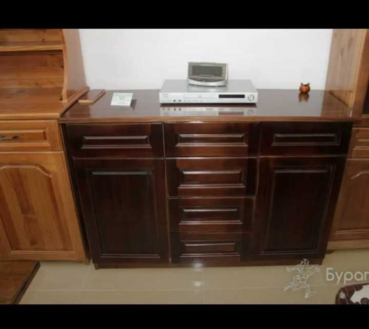 Шкаф от масивно естествено дърво