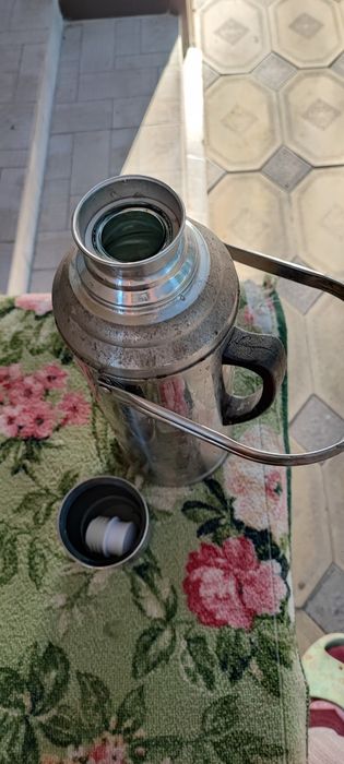 Термос 2 л в отличном состоянии