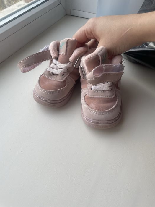 Продам деские кроссовки на девочку