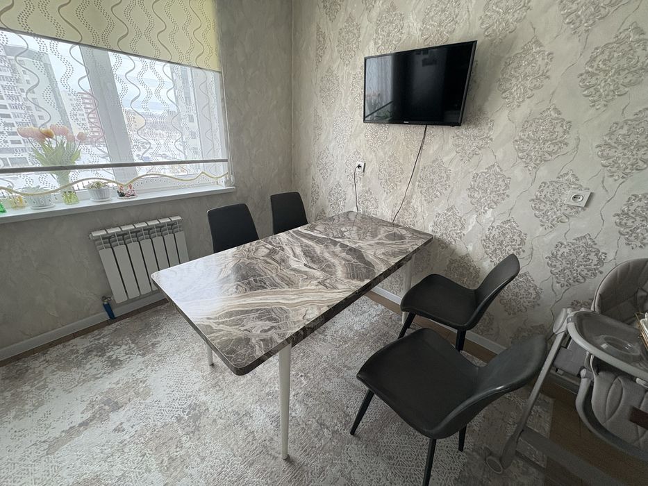 Продается кухонный стол 4 стуля