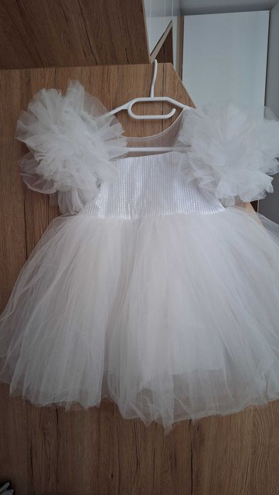 Нова бяла рокля за момиче. Размер 110, 5 години. С етикет.