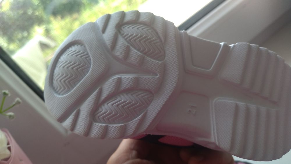 Продам новые кроссовки 21 размер