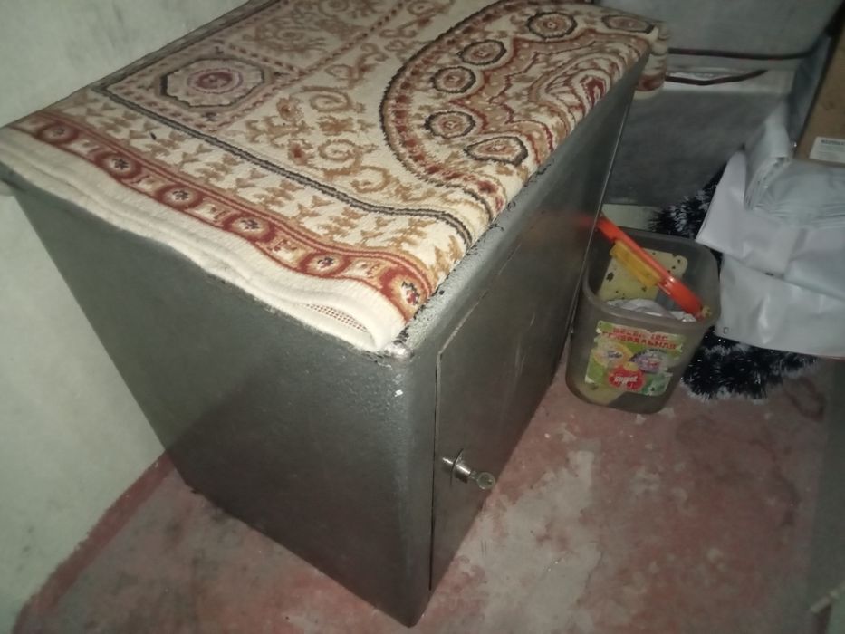 Стальной сейф в хорошем состоянии