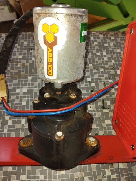 Продавам задвижване за центрофуга за пчелен мед 12 волта ,220 волта.