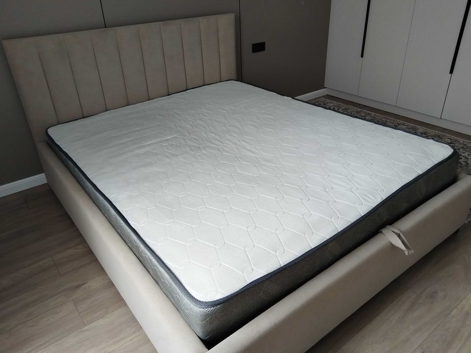 Продам двуспальную кровать