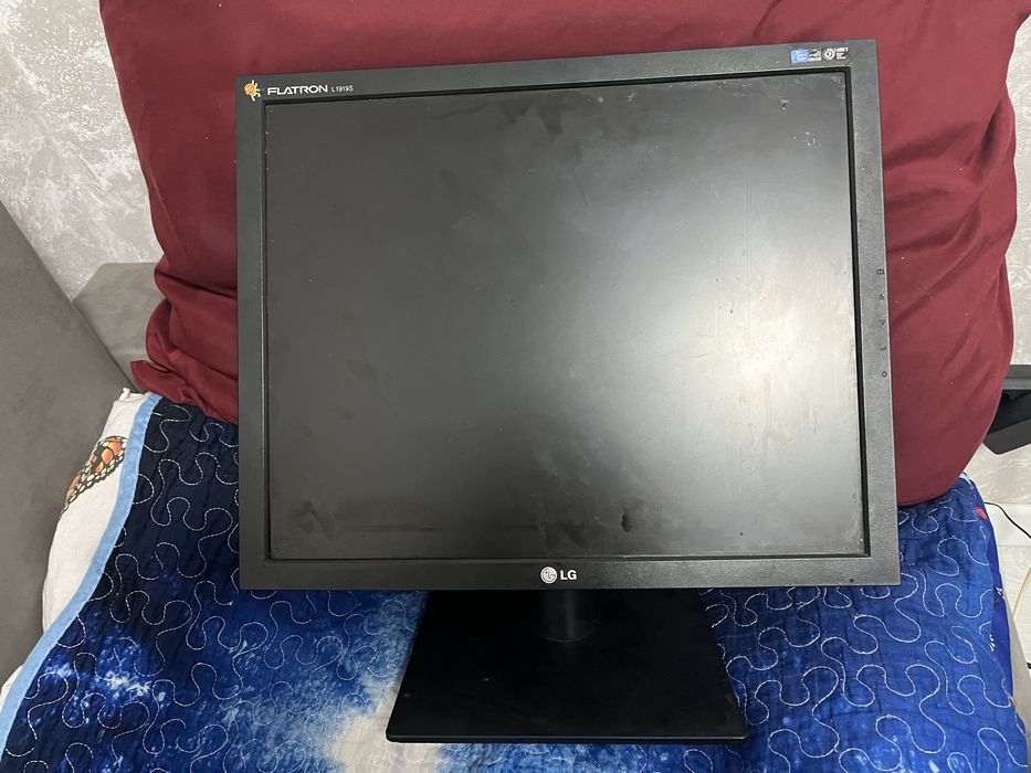 Продаю монито не рабочий