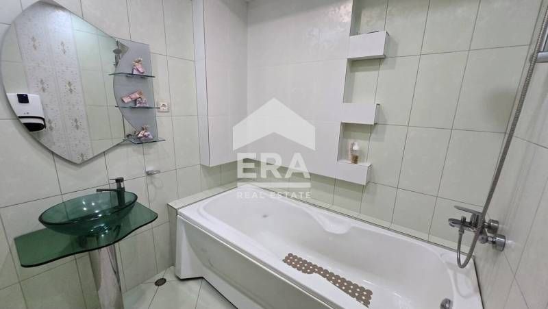 Луксозен тристаен апартамент в кв.Дружба