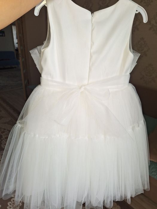 Шикарное белое нарядное платье на девочку 5-6 лет