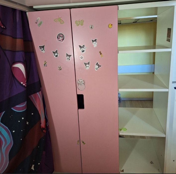 Легло с гардероб и бюро.