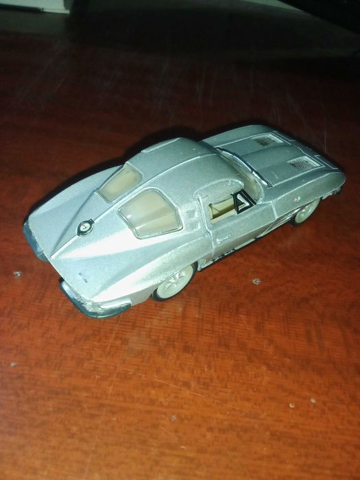 Corvette C2 stingray modelkasi singan joylari bor restovratsiyaga